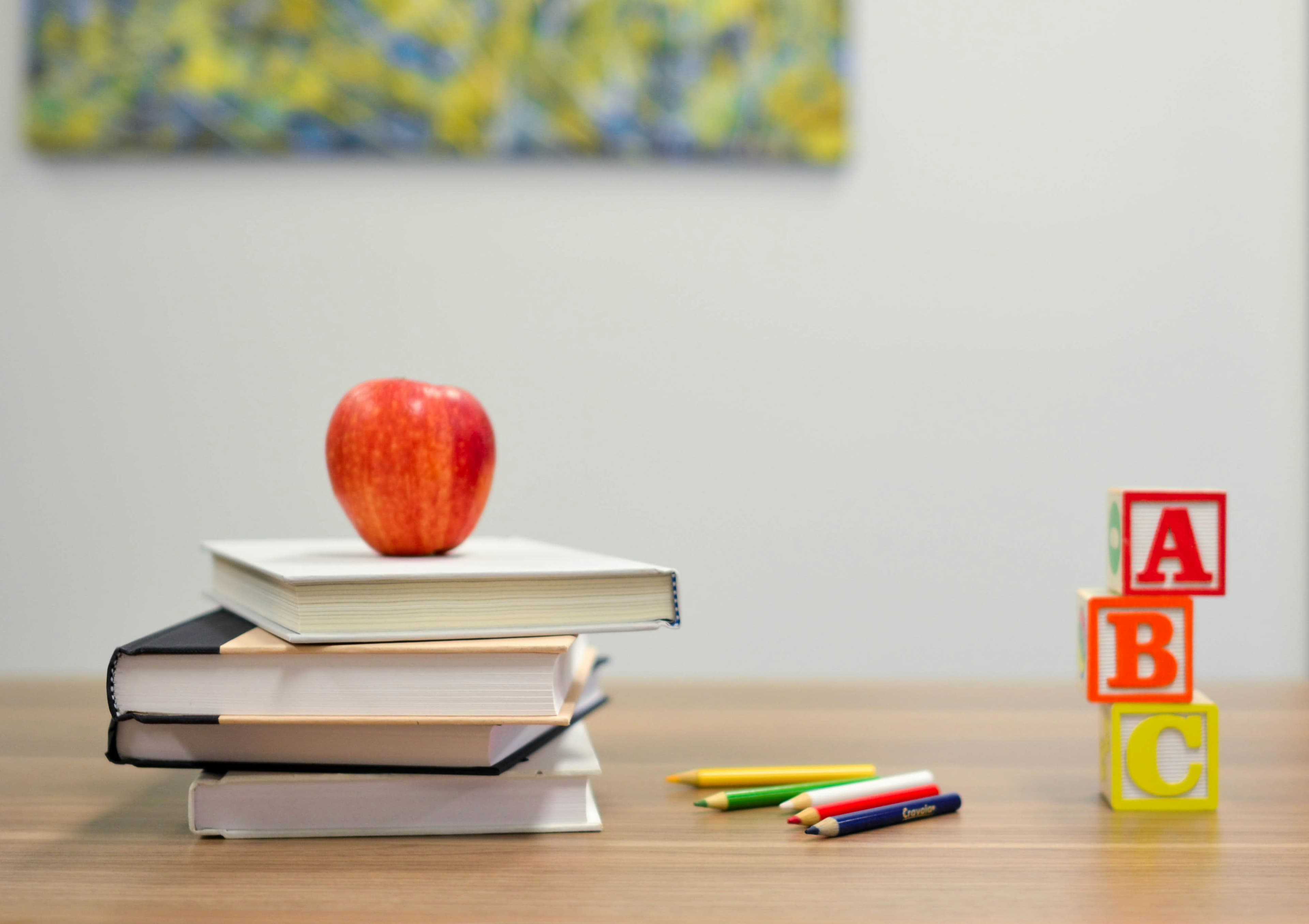 Educadora conduzindo uma experiência de aprendizagem personalizada