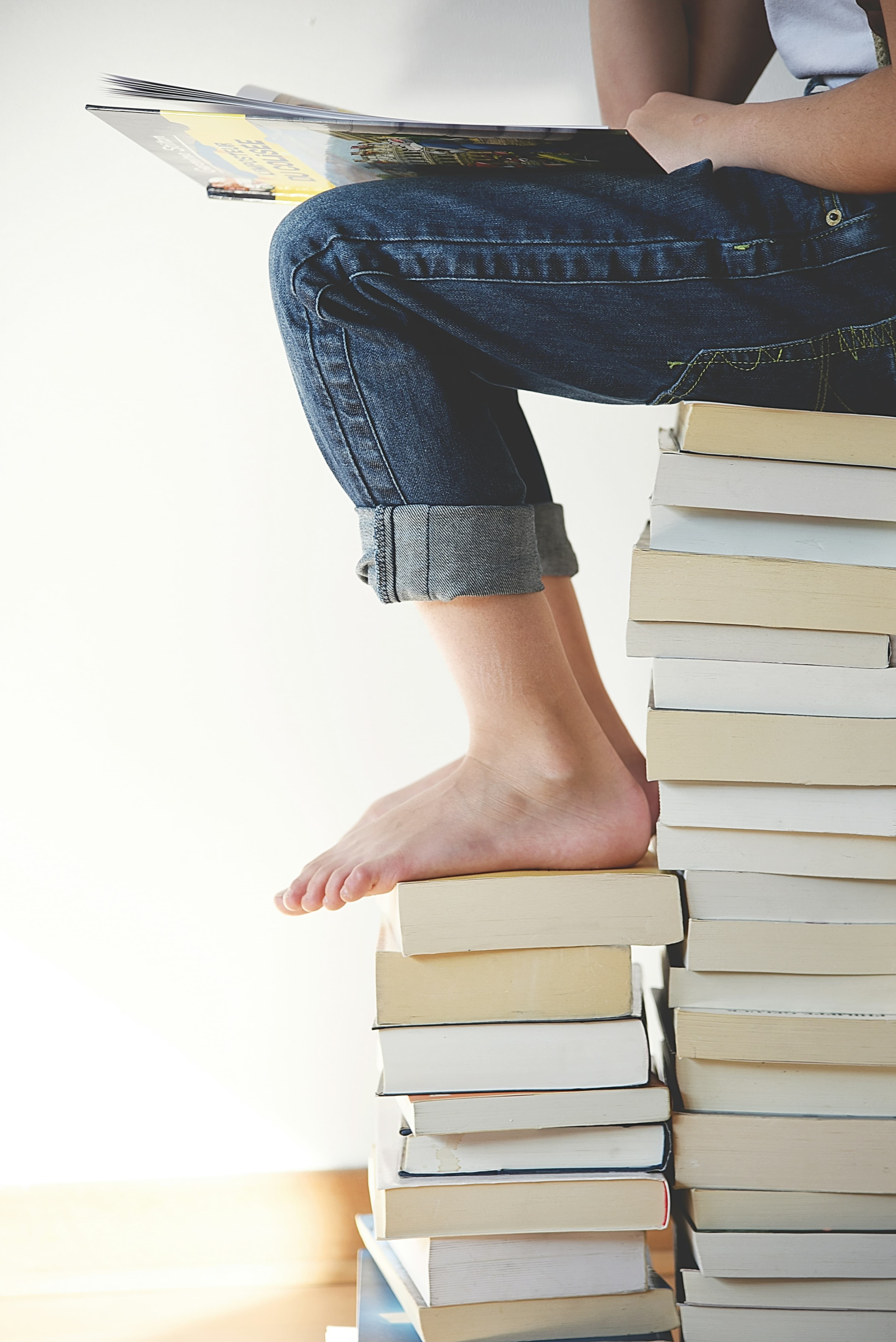 Criança em atividade de aprendizagem com apoio próximo